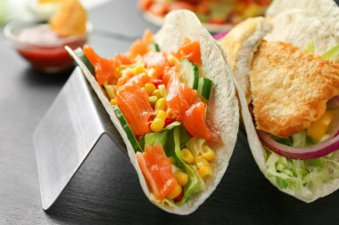Balıklı Taco karanlık tablo ile stand