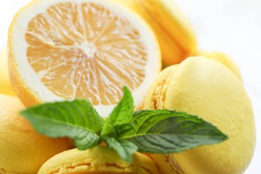 Lezzetli taze limon ve macarons yarım, portre