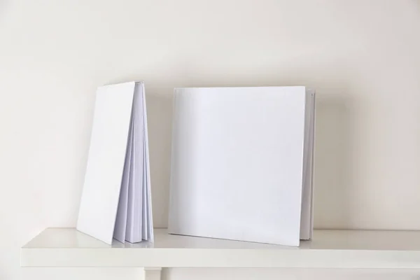 Boeken met lege witte covers op plank — Stockfoto