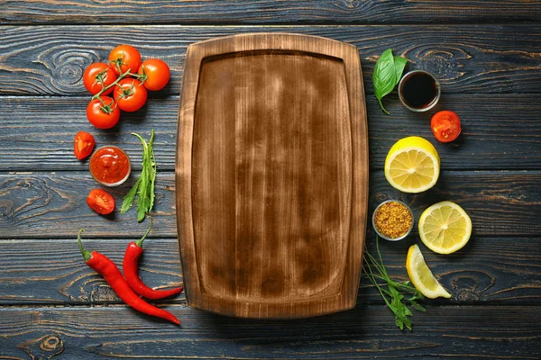 Assiette en bois, différentes sauces et légumes sur la table — Photo