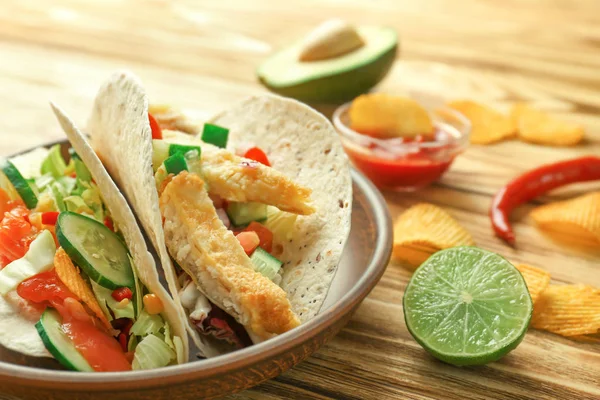 Rybí tacos na talíři s hranolky — Stock fotografie