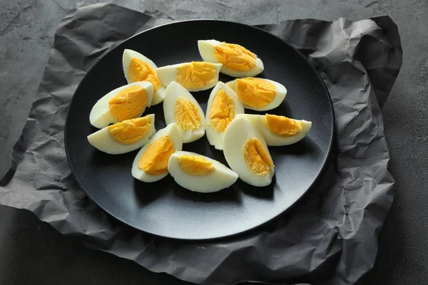 Assiette avec des œufs durs tranchés sur la table. Concept de nutrition — Photo