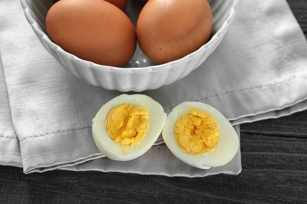 Uovo sodo e ciotola su tovagliolo. Concetto nutrizionale — Foto Stock