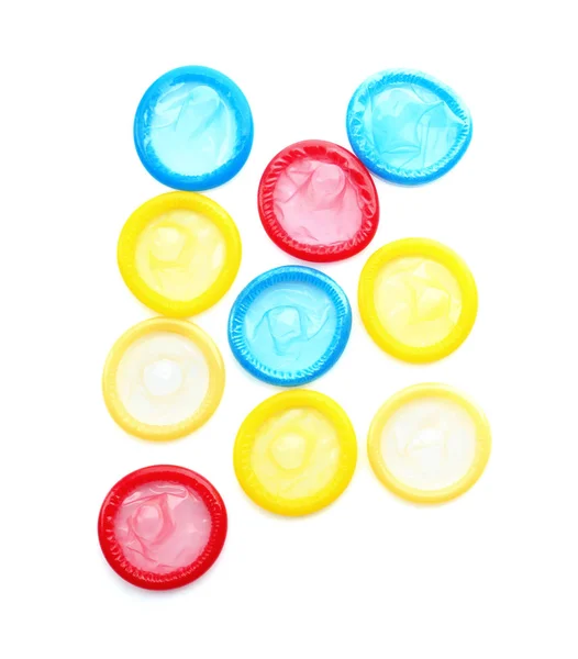 Beyaz arka plan üzerinde renkli prezervatif. Güvenli seks kavramı — Stok fotoğraf
