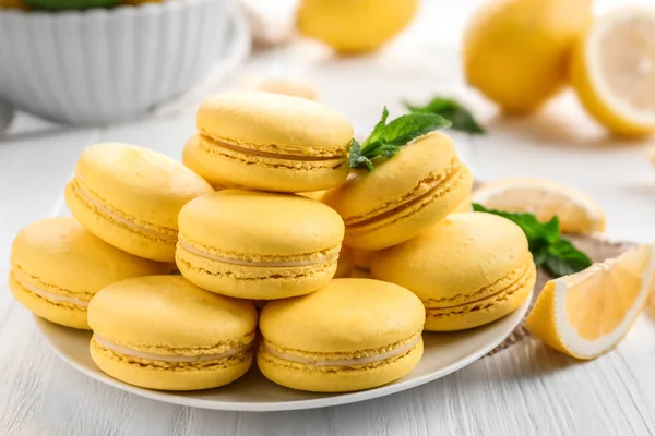 Lezzetli limon macarons closeup beyaz tahta masada plakalı