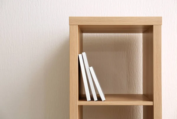 Knihy s prázdné bílé kryty na dřevěné police — Stock fotografie