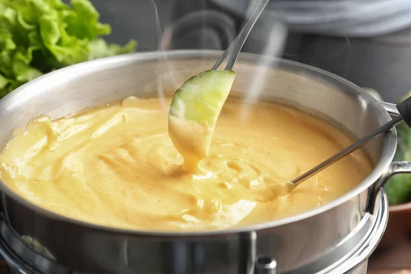 Fatia de fondue de pepino e queijo, close-up — Fotografia de Stock