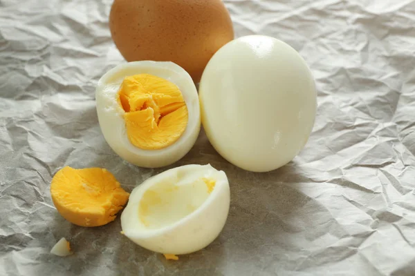 Leckere hartgekochte Eier auf Pergamentpapier. Ernährungskonzept — Stockfoto