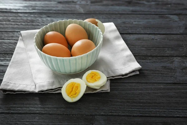 Hårdkokta ägg och skål på servett. Nutrition-konceptet — Stockfoto