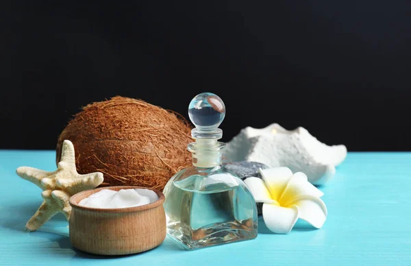 Conjunto para tratamento de spa com coco na mesa de madeira — Fotografia de Stock