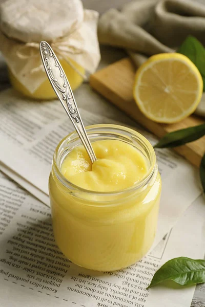 Pot en verre avec délicieuse caillé de citron sur la table — Photo