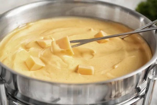 Deliciosa fondue de queso en olla, primer plano —  Fotos de Stock