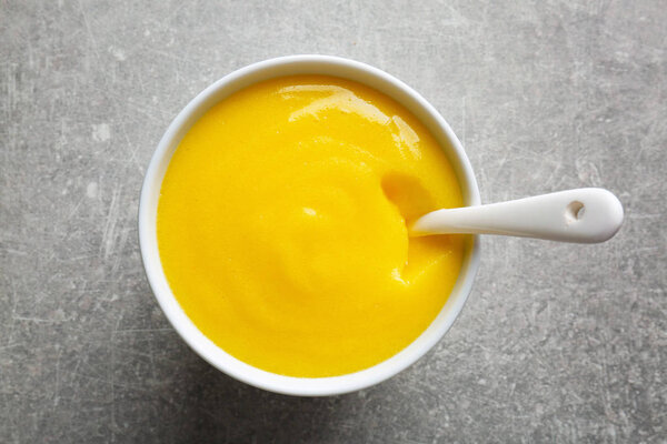 Чаша с вкусным лимонным творогом на столе
