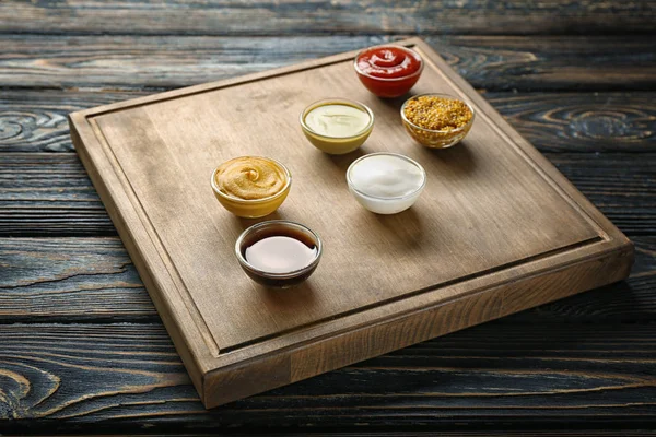 Drewniane płyty z różnych sosów na stole — Zdjęcie stockowe