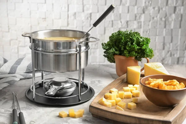 Fondue de queijo delicioso com rusks na mesa — Fotografia de Stock