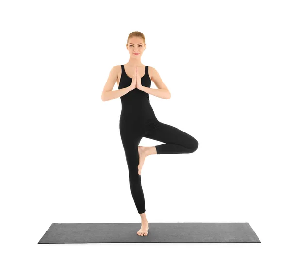 Joven hermosa mujer practicando yoga pose sobre fondo blanco — Foto de Stock
