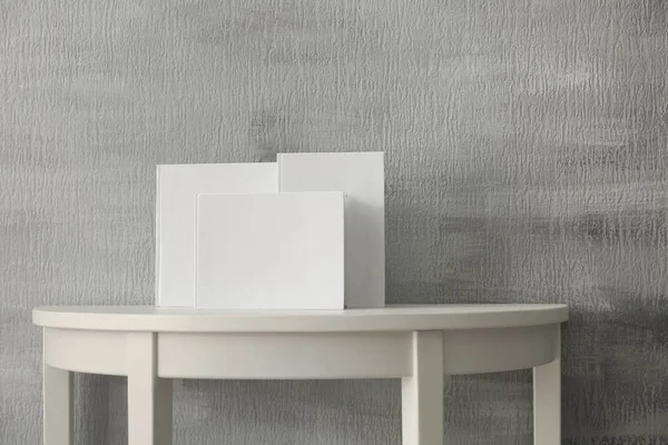 Libros con cubiertas blancas en blanco en la mesa —  Fotos de Stock