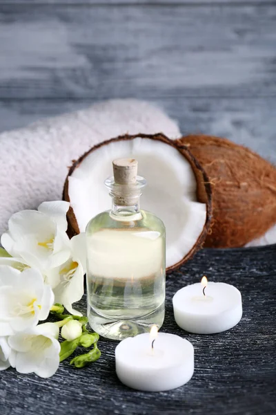 Şişe karanlık plaka üzerinde kaplıca tedavisi için Hindistan cevizi yağı ile kompozisyon