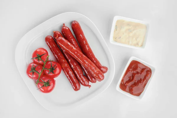 구운된 소시지와 토마토, 흰색 배경 소스 접시 — 스톡 사진