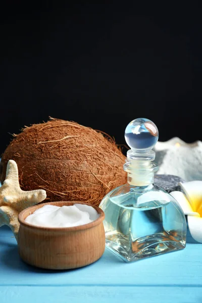 Instellen voor kuur met kokos op houten tafel — Stockfoto