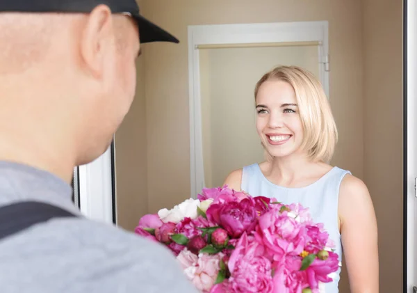 Jonge Vrouw Mooie Pioenroos Bloemen Ontvangen Levering Man — Stockfoto