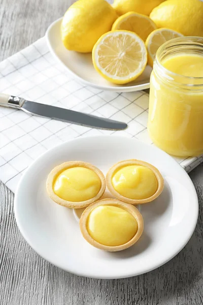 Sammansättning med välsmakande citron cookies på träbord — Stockfoto