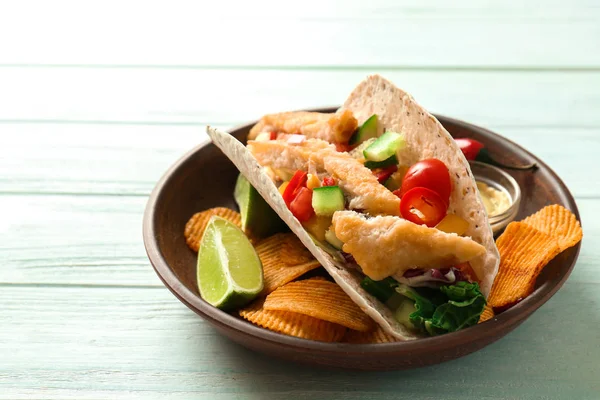 소스와 흰색 나무 배경 칩 접시에 맛 있는 생선 타코 — 스톡 사진