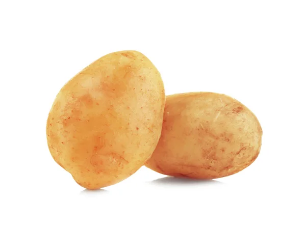 Batatas cruas não descascadas sobre fundo branco — Fotografia de Stock