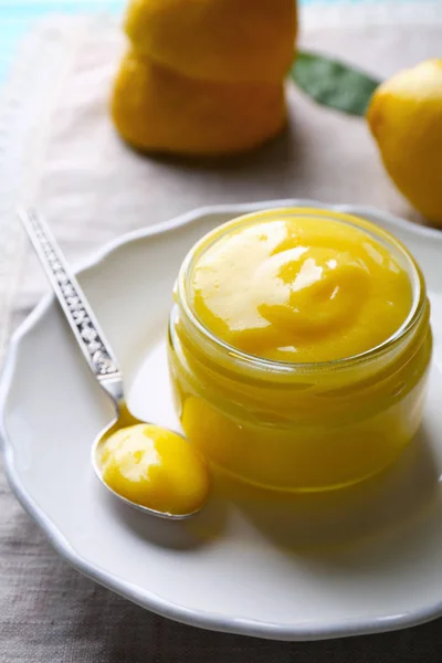 Hermosa composición con deliciosa cuajada de limón en la mesa — Foto de Stock