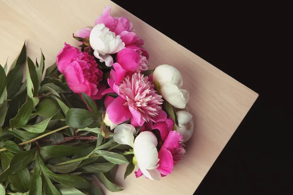 Πολύ όμορφο μπουκέτο από αρωματικά peonies σχετικά ελαφρύ ξύλινο τραπέζι — Φωτογραφία Αρχείου