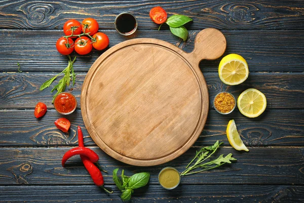 Plateau en bois, différentes sauces et légumes sur la table — Photo