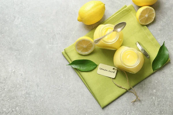 Красивая композиция с вкусным лимонным творогом на столе — стоковое фото