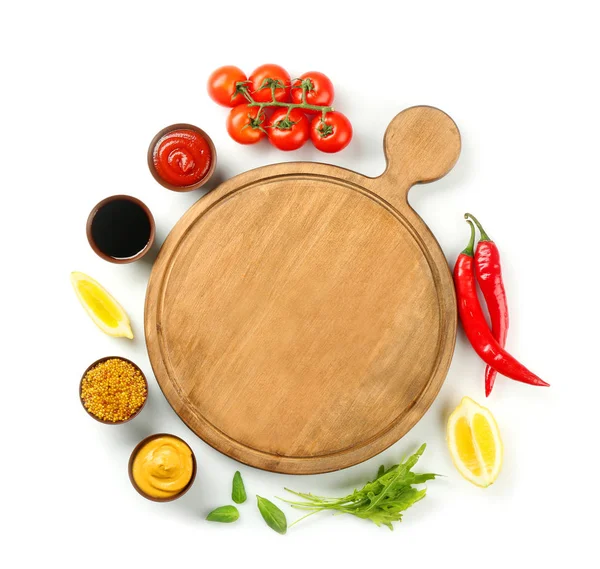 Ahşap tahta ve beyaz arka plan üzerinde farklı sos ile kompozisyon