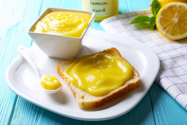 Taze ekmek ve lezzetli limon lor ahşap masa üzerinde kompozisyonu — Stok fotoğraf