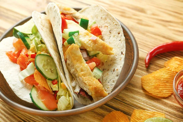 Tacos di pesce su piatto con patatine fritte — Foto Stock