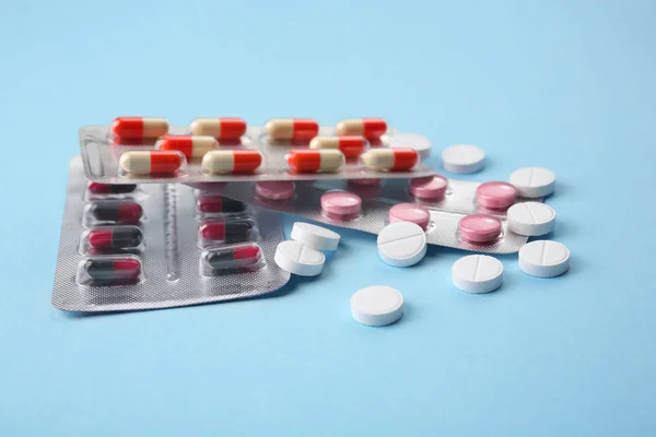 Diferentes píldoras sobre fondo de color — Foto de Stock