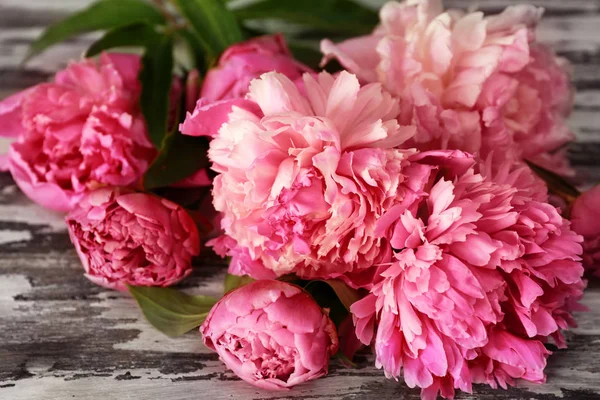 Beau bouquet de pivoines colorées sur table en bois — Photo