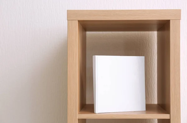 木製の棚に空白の白いカバー本します。 — ストック写真
