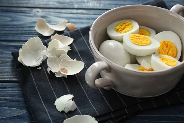 Skål med välsmakande hårdkokta ägg på bordet. Nutrition-konceptet — Stockfoto