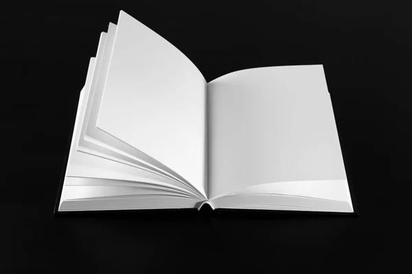 Libro aperto con pagine bianche su sfondo nero — Foto Stock