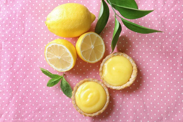 Tasty cookies with lemon curd on table — Stock Photo, Image