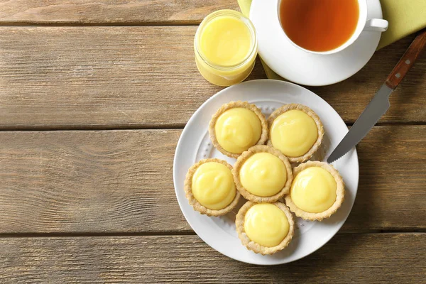 Lezzetli limon kurabiye ve çay ahşap masa üzerinde kompozisyonu