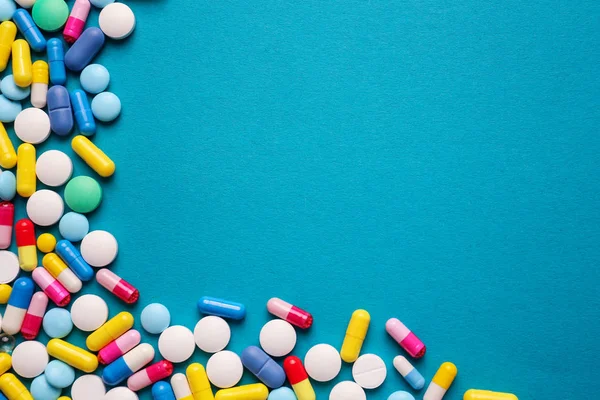 Различные таблетки на цветном фоне — стоковое фото