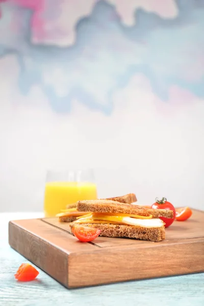 Roti lapis lezat dengan lebih mudah telur dan keju di atas meja dapur — Stok Foto