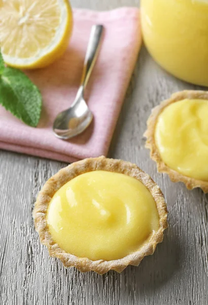 Tasty cookies with lemon curd on wooden table — Stock Photo, Image