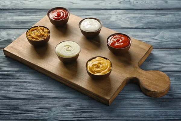 Tahta ahşap arka plan üzerinde farklı sos ile