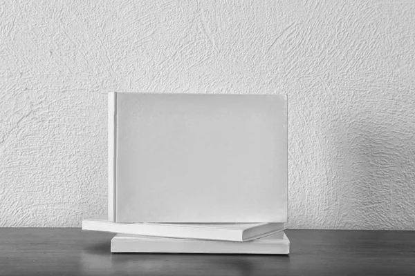 Kirjat tyhjä valkoinen kannet puinen pöytä — kuvapankkivalokuva
