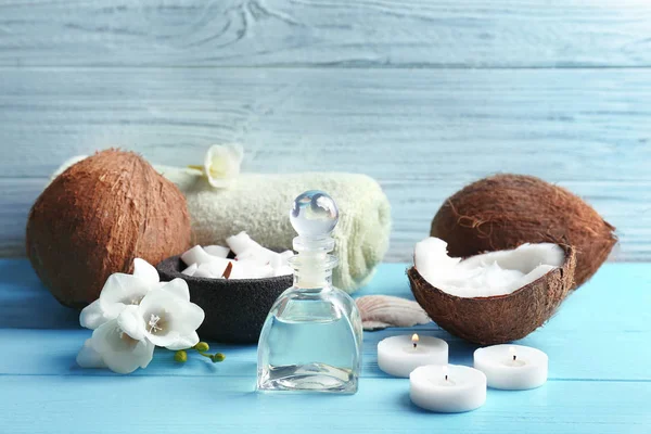 Комплект для курортного лечения с кокосом на деревянном фоне — стоковое фото