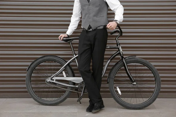 壁の色の背景に自転車の若い男 — ストック写真