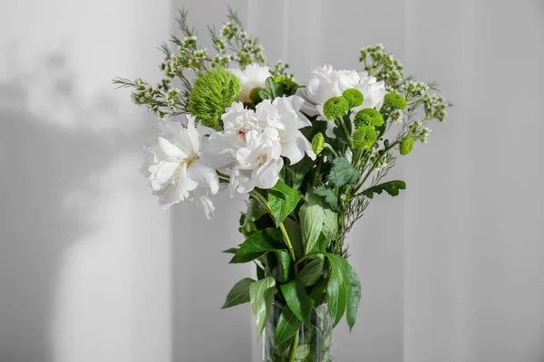 Vase avec bouquet de belles fleurs sur fond clair — Photo
